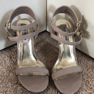 Steve Madden nude buckle heels